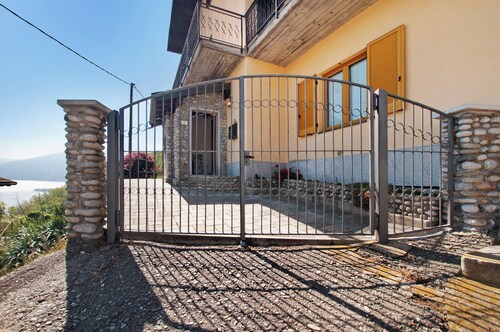 Apartment Casa Alan with Lake View, Terrace & Wi-Fi