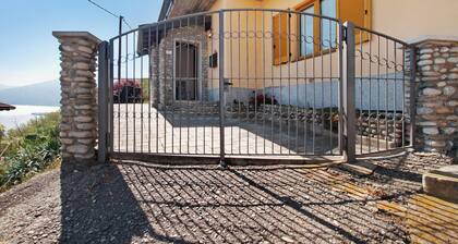 Apartment Casa Alan with Lake View, Terrace & Wi-Fi