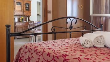 1 Schlafzimmer, Bügeleisen/Bügelbrett, Bettwäsche