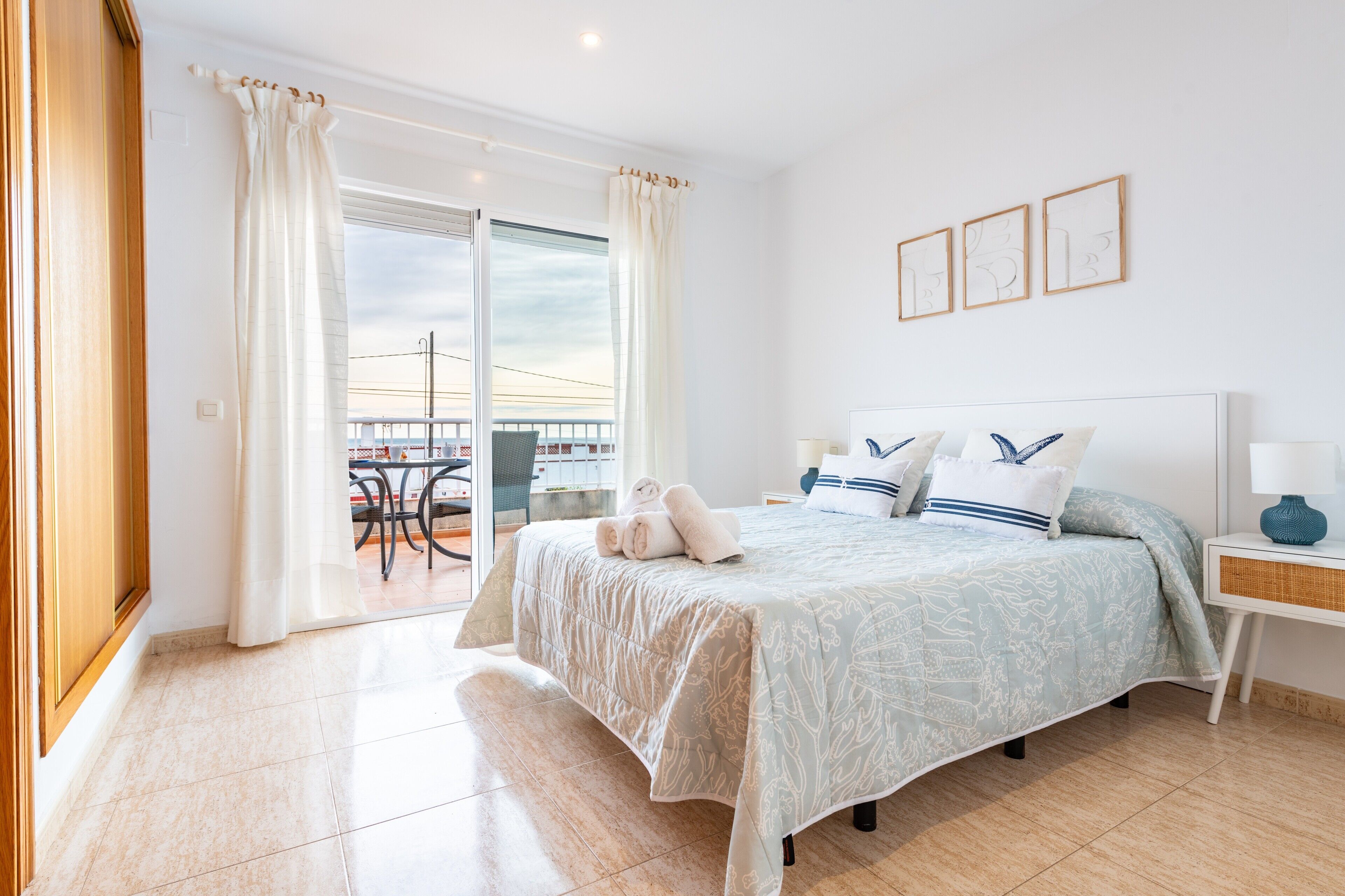 3 slaapkamers, een strijkplank/strijkijzer, gratis wifi, beddengoed