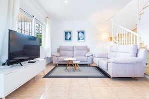 TV - Holiday Home 'Casa Mar' with Sea View, Pool, Garden & Wi-Fi (Vinaròs)