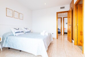 3 bedrooms, iron/ironing board, free WiFi, bed sheets - Holiday Home 'Casa Mar' with Sea View, Pool, Garden & Wi-Fi (Vinaròs)