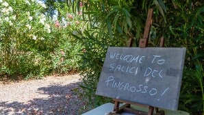 Una señal de bienvenida a visitantes en Salice Del Pinarso.