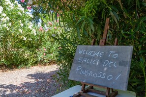 Property grounds - Agriturismo 'Fresia Quadrilocale' with Pool, Wi-Fi & Garden (Marina di Grosseto)