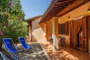 Outdoor dining - Agriturismo 'Fresia Quadrilocale' with Pool, Wi-Fi & Garden (Grosseto)