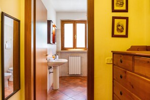 Shower, towels - Agriturismo 'Bilo Erica' with Pool, Wi-Fi & Garden (Marina di Grosseto)