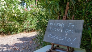 Eine Kreidetafel mit einer Willkommensbotschaft für Besucher in Salice Del Pinarso.