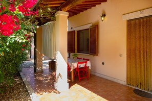 Outdoor dining - Agriturismo "Bilo Camelia" with Pool, Wi-Fi & Garden (Grosseto)