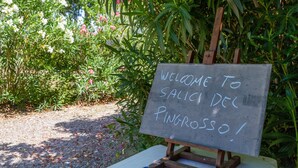 Un letrero de pizarra da la bienvenida a los visitantes a Salice Del Pinarso.