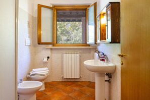 Shower, towels - Agriturismo 'Bilo Hedera' with Pool, Wi-Fi & Garden (Marina di Grosseto)