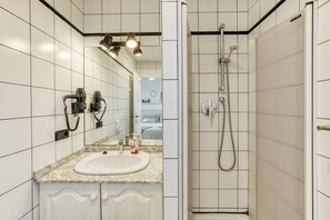 Badewanne, Haartrockner, Handtücher