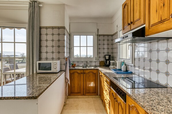 Réfrigérateur, micro-ondes, plaque de cuisson, cafetière/bouilloire