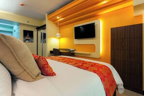 1 bedroom, desk, WiFi, bed sheets - Couple's Getaway|Netflix|Fast net|Parking nr MAKTI (Mandaluyong)