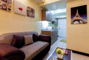 TV - Couple's Getaway|Netflix|Fast net|Parking nr MAKTI (Mandaluyong)