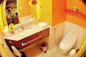 Ein Badezimmer mit Waschbecken, Spiegel und Toilette.