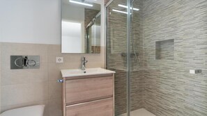 Shower, hair dryer, towels - Apartment 'Guillem' with Sea Views, Garden, and Wi-Fi (Cala Sant Vicenç)