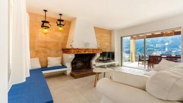 TV, fireplace