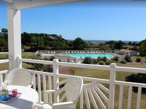 Outdoor dining - Apartment with heated pool and free parking (Les Sables-d'Olonne)
