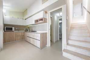 Fridge, oven, stovetop, dishwasher