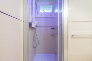 Douche, sèche-cheveux, serviettes fournies