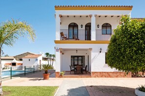 Exterior - Chalet El Huerto – Only for Families, Close to the Sea, with Pool and Wi-Fi (Conil de la Frontera)