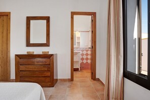 4 chambres, fer et planche à repasser, Wi-Fi gratuit, draps fournis