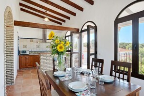 Dining - Chalet El Huerto – Only for Families, Close to the Sea, with Pool and Wi-Fi (Conil de la Frontera)
