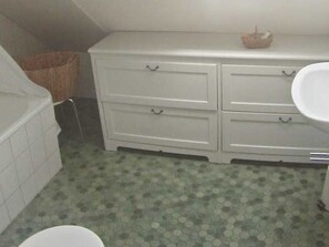 SĂšche-cheveux, serviettes fournies, papier toilette