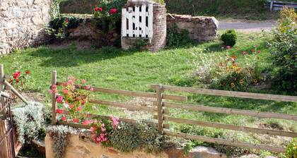 Gßte spacieux à Renaison avec cheminée, jardin et équipements enfants