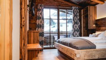 4 Schlafzimmer, Schreibtisch, Reisekinderbett, WLAN