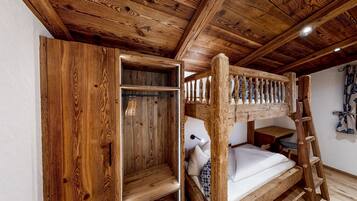 4 bedrooms, desk, travel crib, WiFi