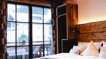 4 bedrooms, desk, travel crib, WiFi