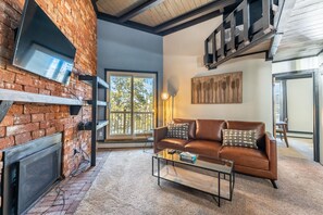 公寓 (2 Bedrooms) | 客廳 | 電視、壁爐、乒乓球