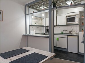 Réfrigérateur, four à micro-ondes, un four, surface de cuisson