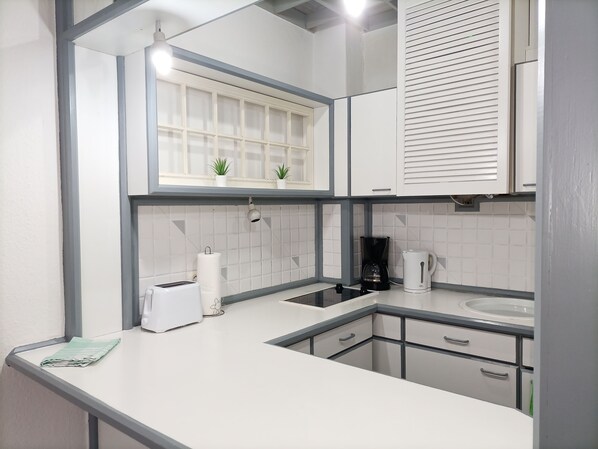 Réfrigérateur, micro-ondes, four, plaque de cuisson