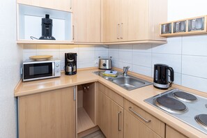 Køleskab, mikrobølgeovn, kaffe-/temaskine, elkedel