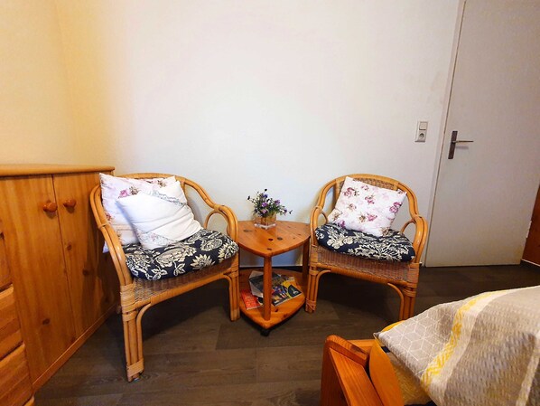 1 bedroom, bed sheets