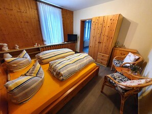 1 bedroom, bed sheets