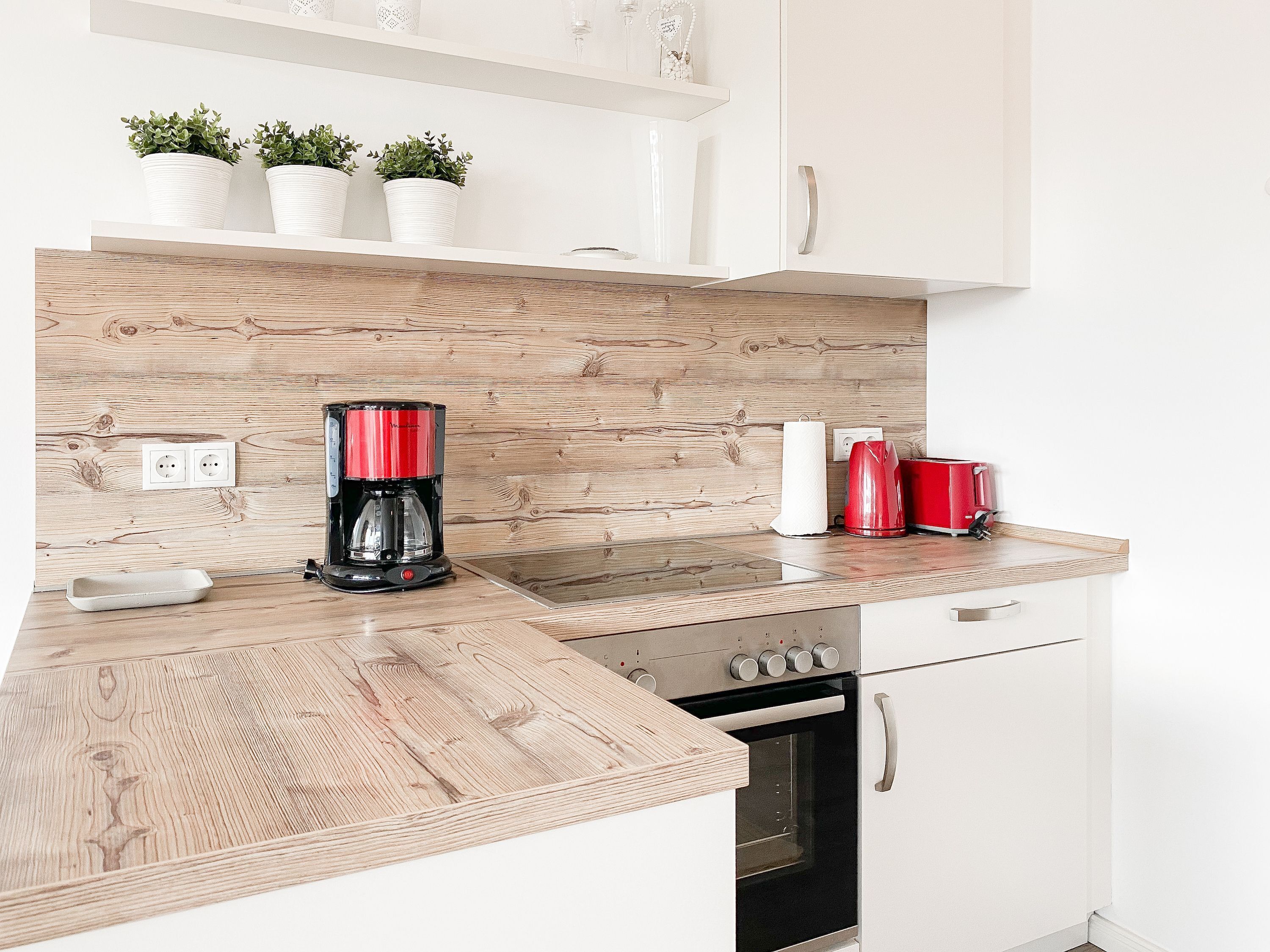 Kühlschrank, Ofen, Geschirrspüler, Wasserkocher mit Kaffee-/Teezubehör