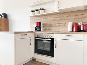 Kühlschrank, Ofen, Geschirrspüler, Wasserkocher mit Kaffee-/Teezubehör