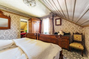 Unclassified image, 4 of 11, button