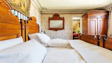 1 bedroom, bed sheets