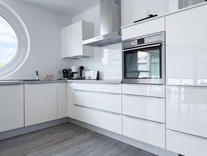 Køleskab, ovn, opvaskemaskine, kaffe-/temaskine