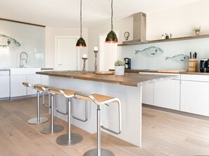 Kühlschrank, Mikrowelle, Ofen, Geschirrspüler