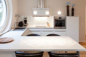 Kühlschrank, Mikrowelle, Ofen, Geschirrspüler