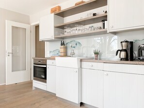 Kühlschrank, Ofen, Geschirrspüler, Wasserkocher mit Kaffee-/Teezubehör