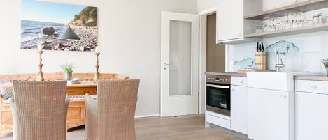 Kjøleskap, ovn, oppvaskmaskin og kaffetrakter/tekoker