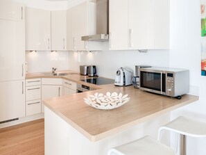 Kühlschrank, Mikrowelle, Ofen, Geschirrspüler