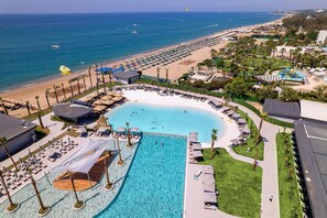 Innenpool, Außenpool (je nach Saison geöffnet), Sonnenschirme