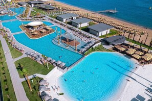 5 bars/lounges, 2 poolside bars